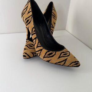 BCBGeneration Tan and Black Ikat print Pointed toe Pumps women’s size 8.5